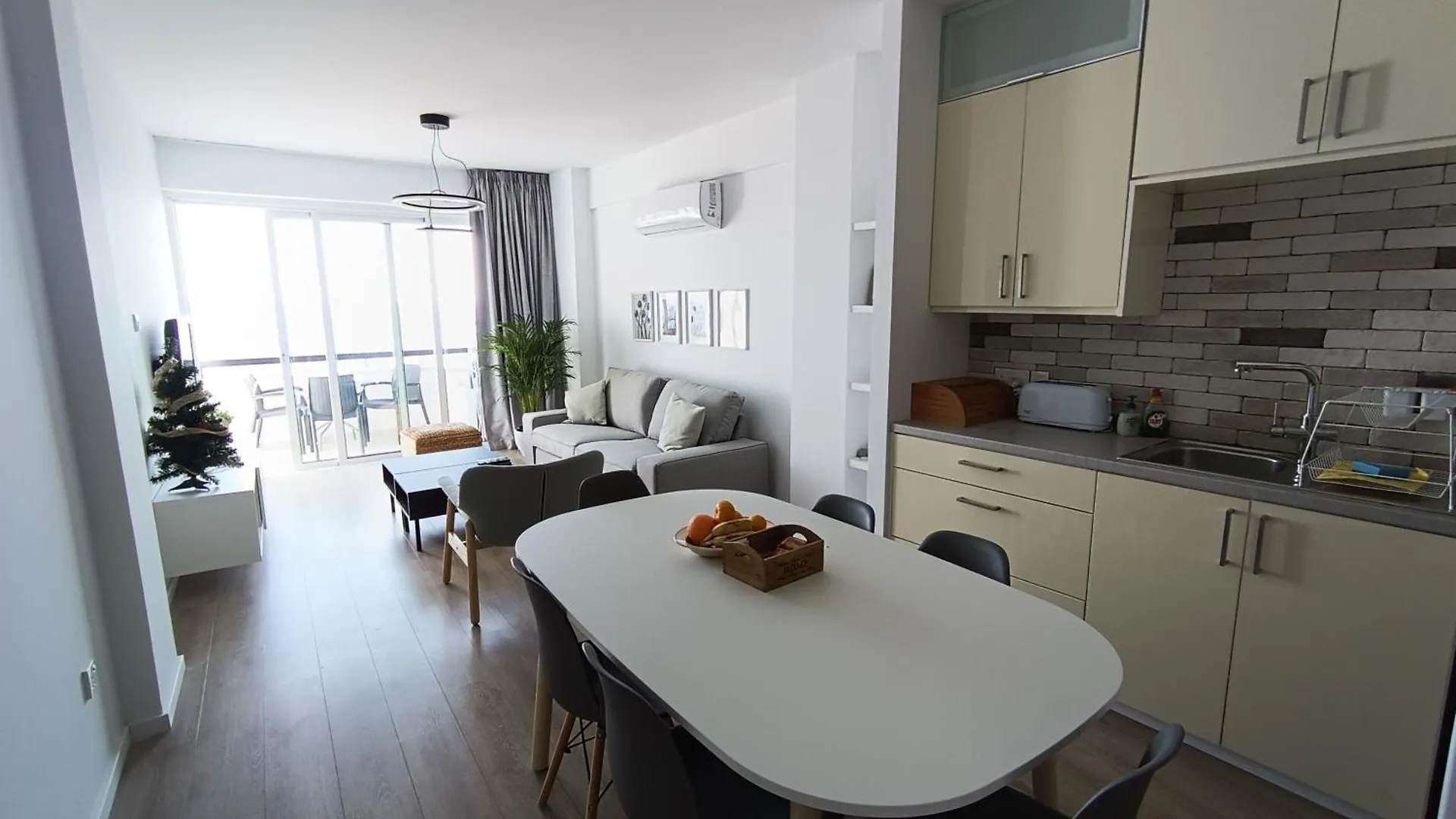 Sunorama Waterfront Apartment Larnaca